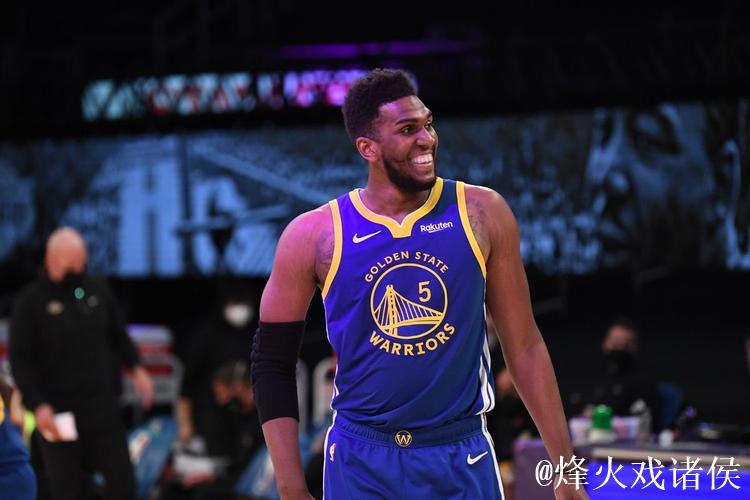 小史密斯穿着蓝色Select3.0,得到16分10篮板4助攻 小史密斯穿着蓝色Select3.0,得到16分10篮板4助攻